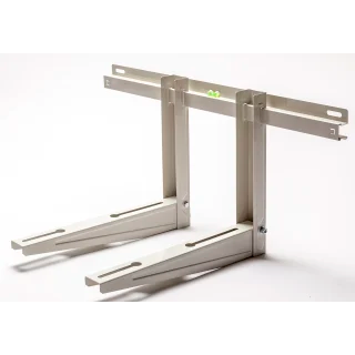 Justerbar vægbeslag i metal til varmepumpe, hvid farve med integreret vaterpas, robust og vejrbestandig.