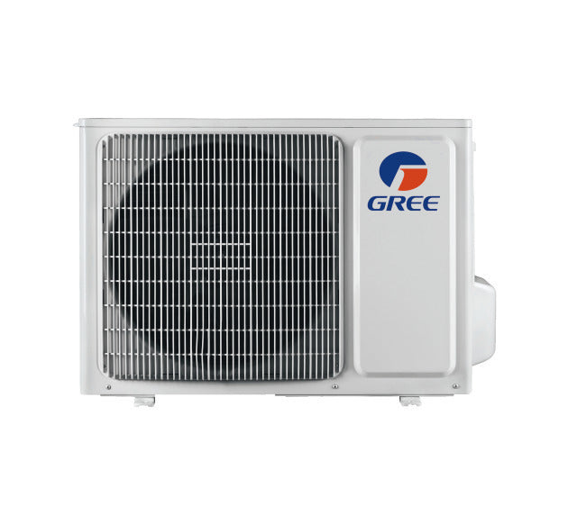 Udendørs varmepumpeenhed fra Gree i hvid metal med ventilatorgitter og logo på fronten.
