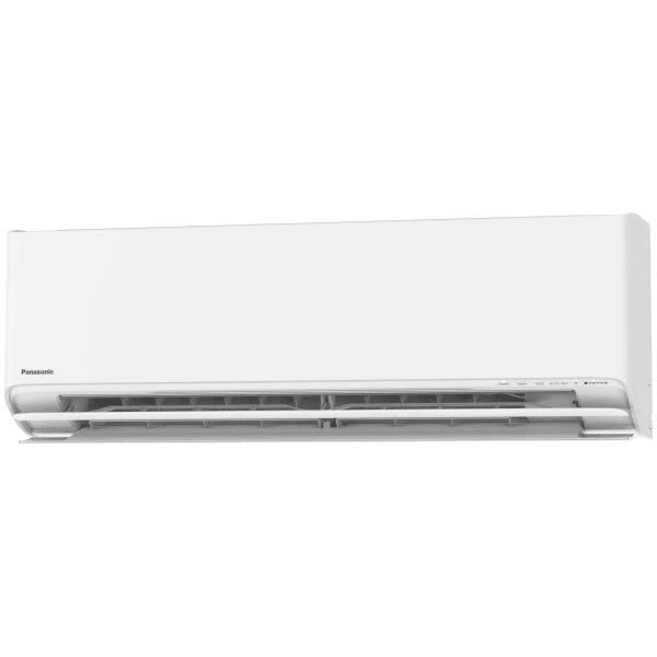 Hvid Panasonic væghængt varmepumpe med luftudgang og moderne design til energieffektiv opvarmning og køling.