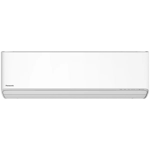 Hvid Panasonic vægmonteret varmepumpe/aircondition med slankt design til energieffektiv opvarmning og køling.